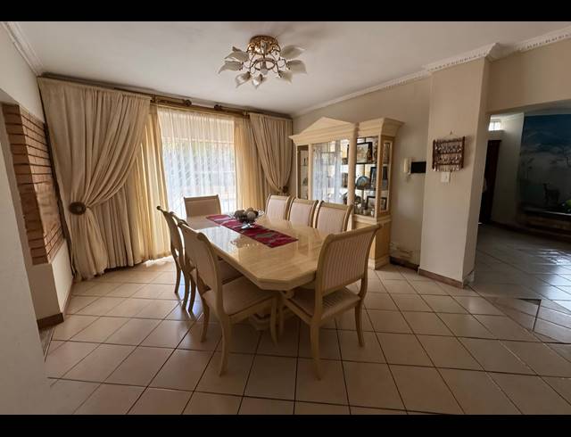 6 BEDROOM FREESTANDING FOR SALE IN BROADLANDS ESTATE